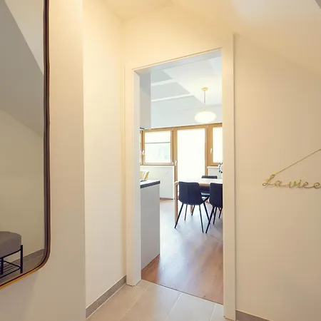 Апартаменти Leonart Living 62 *